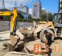 日逼日老逼高温下的坚守｜道路建设者用汗水铺就畅通路